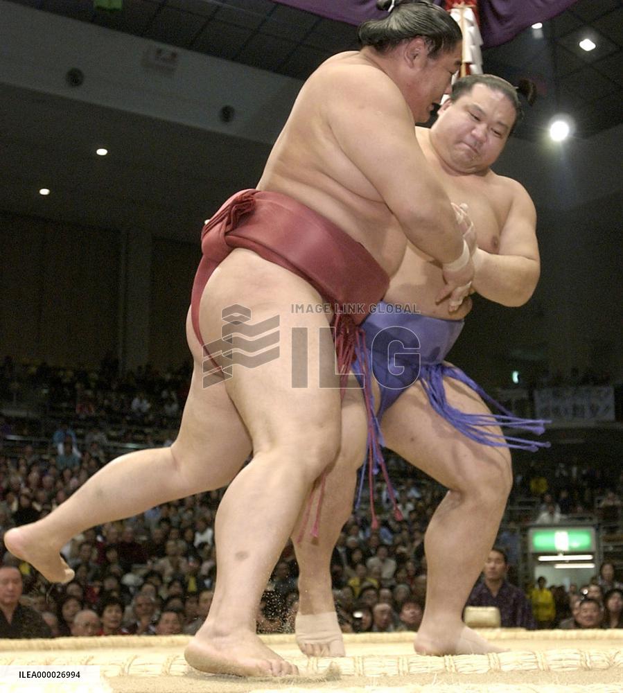 Kaio scores 6th win at Kyushu sumo