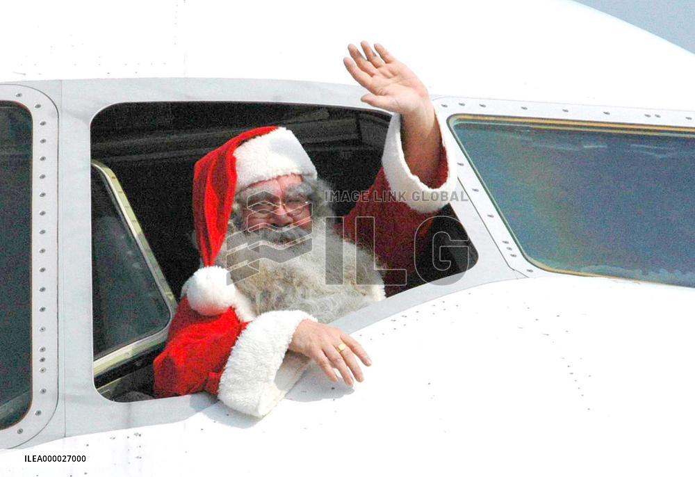 Santa Claus arrives in Osaka