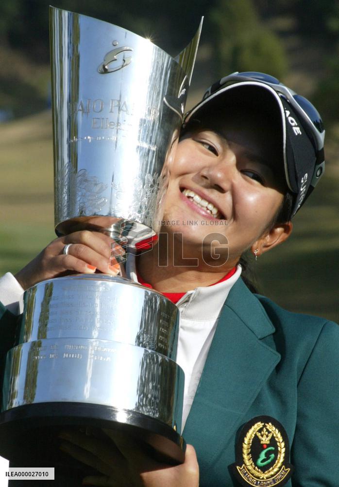 (2)Miyazato wins Elleair Ladies, race for money title heats up