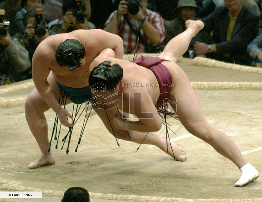 Hakuho marks 8-1 at Kyushu sumo