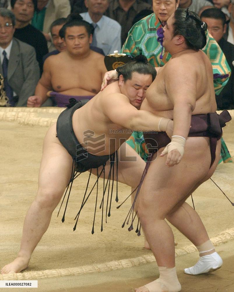 Asashoryu moves closer to 5th title in Kyushu