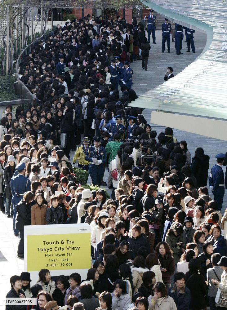 (1)Fans gather to see photo exhibit of S. Korean star