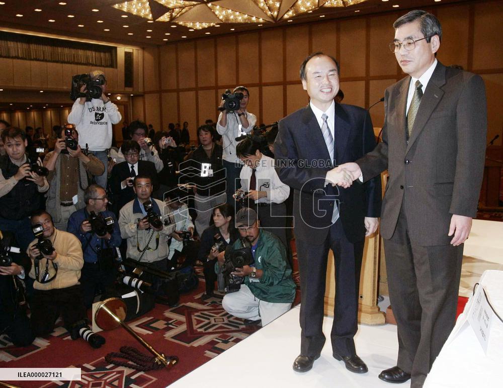 (1)Softbank inks accords to buy Daiei Hawks