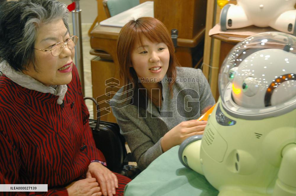 (1)Talking 'cuddling robot' developed for elderly
