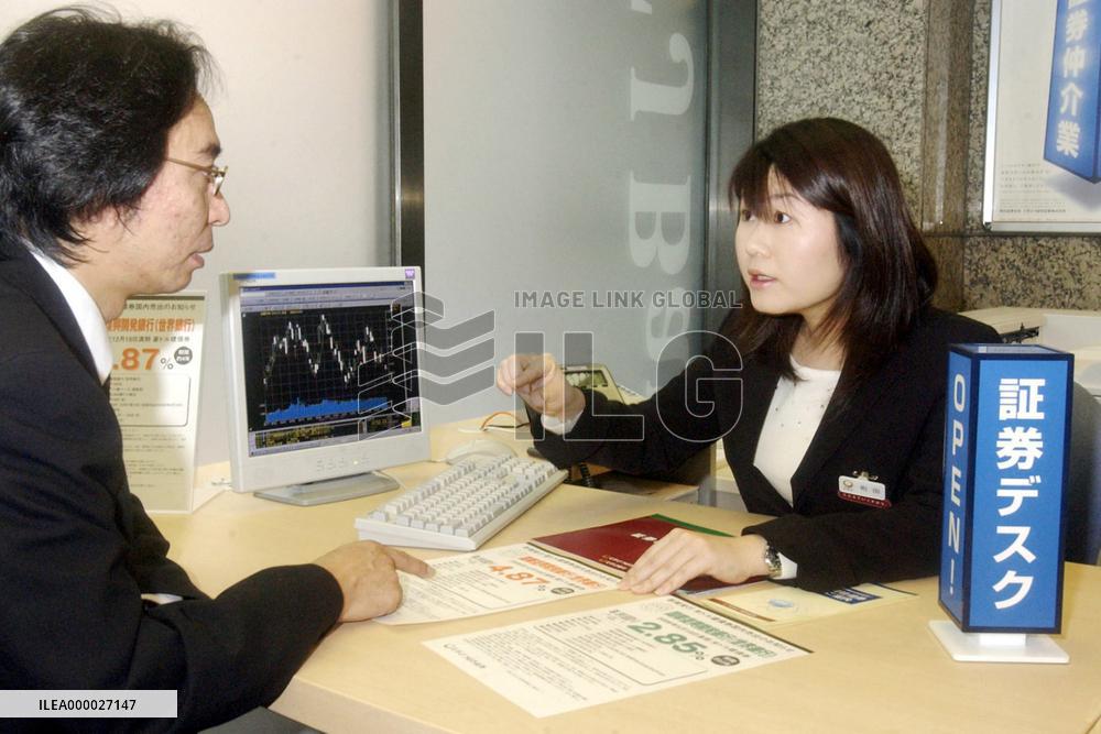Japanese banks allowed to sell stocks directly