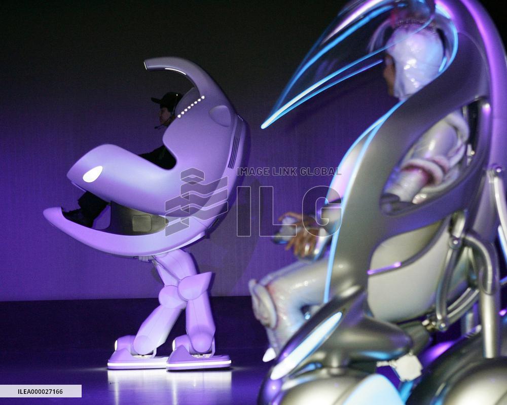 (1)Toyota unveils music-playing robots for 2005 Aichi Expo