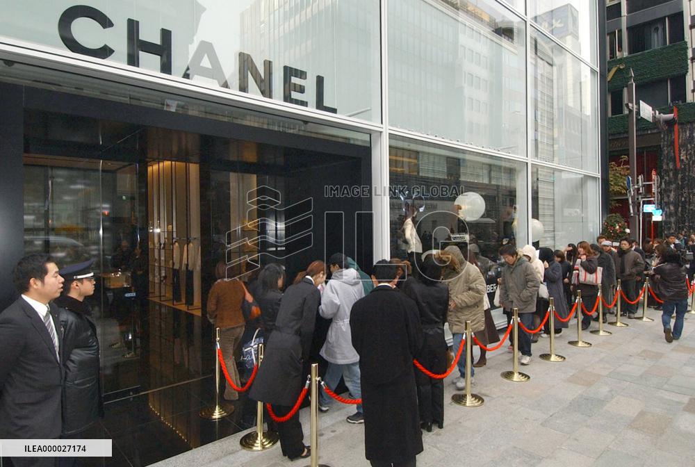 (1)Chanel opens Ginza boutique