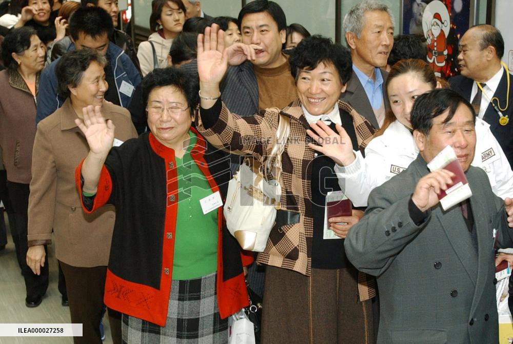 (1)'War orphans' leave Japan