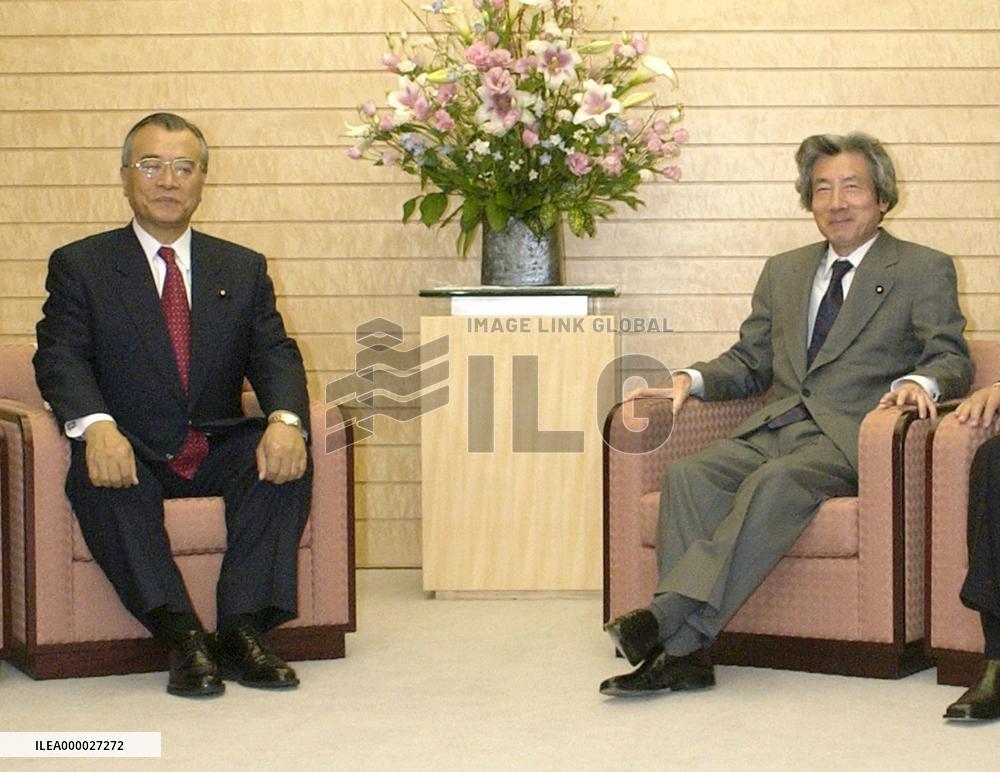 Koizumi meets Kanzaki on Japan's aid mission in Iraq