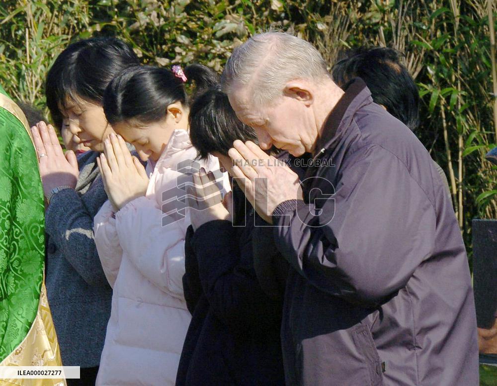 (2)Jenkins, Soga, daughters visit ancestors' grave