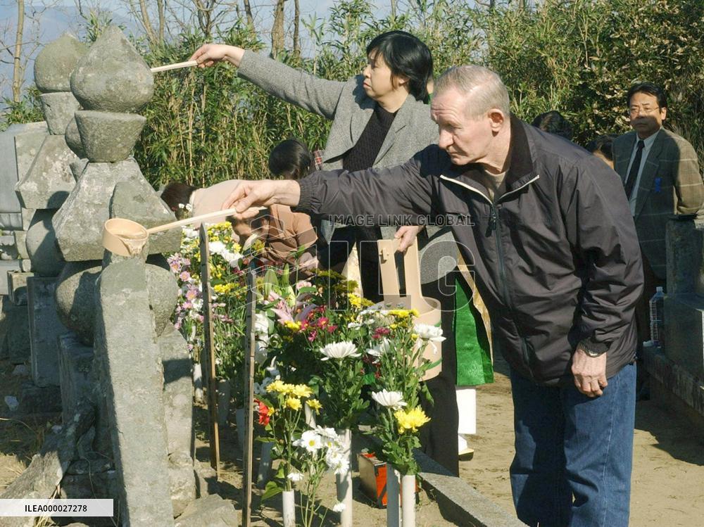 (3)Jenkins, Soga, daughters visit ancestors' grave