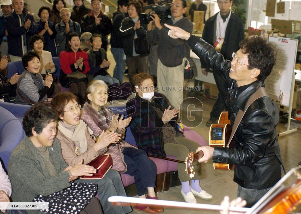 Singer Minami visits quake-hit Ojiya in Niigata Pref.