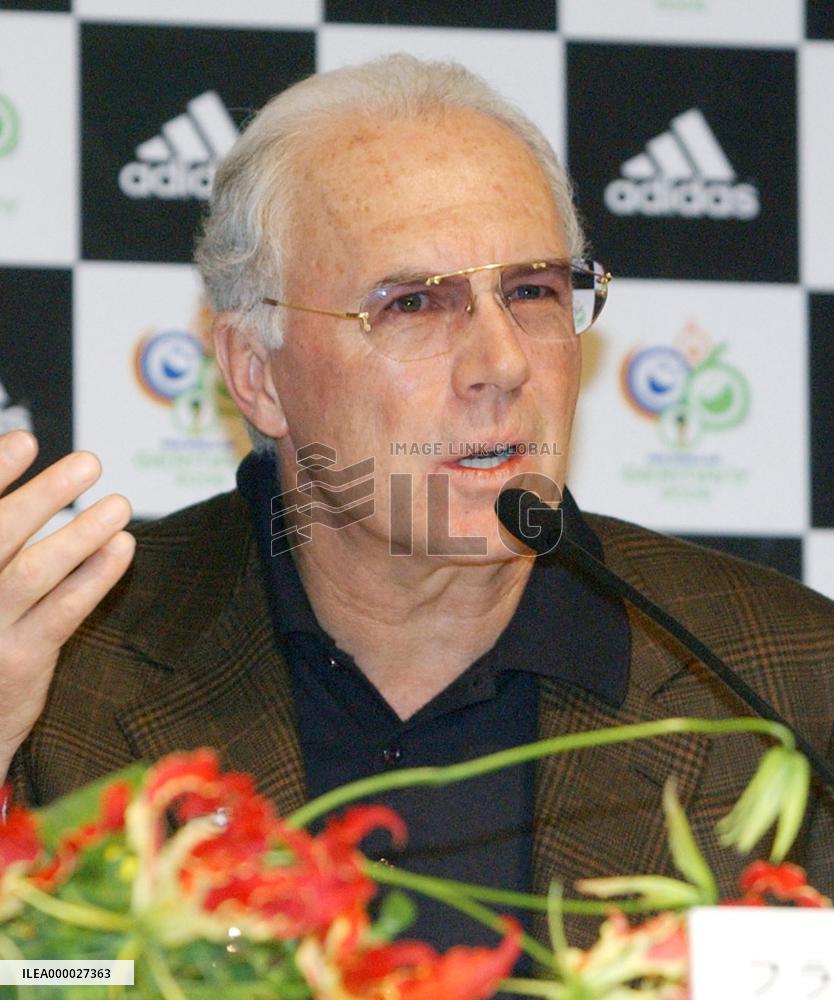 (1)Beckenbauer meets press in Yokohama