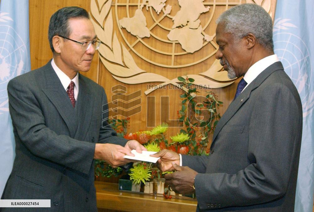 Japan's chief ambassador presents credentials to Annan