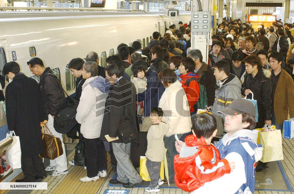 (2)New Year's holiday rush starts, snow snarls traffic