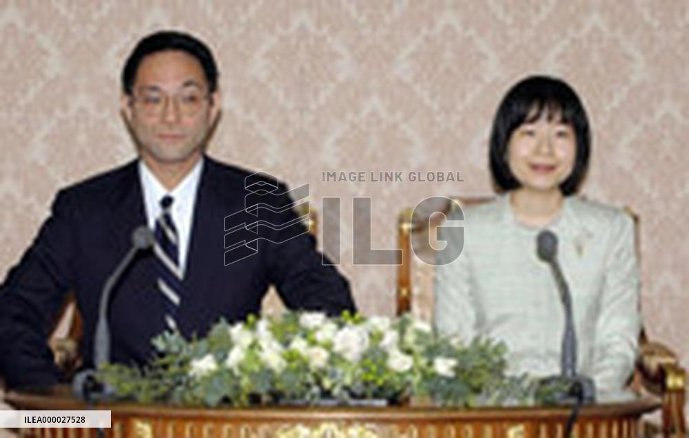(1)Princess Sayako, her fiance Kuroda meet the press