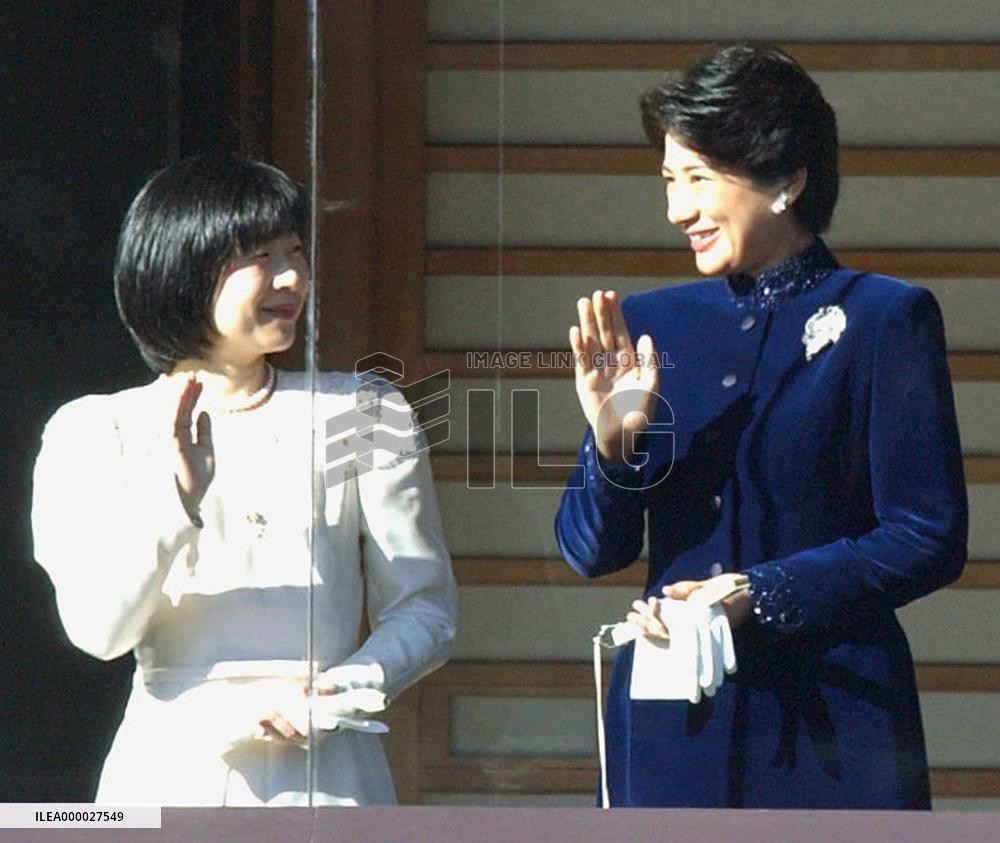 (2)Emperor greets people, crown princess takes part
