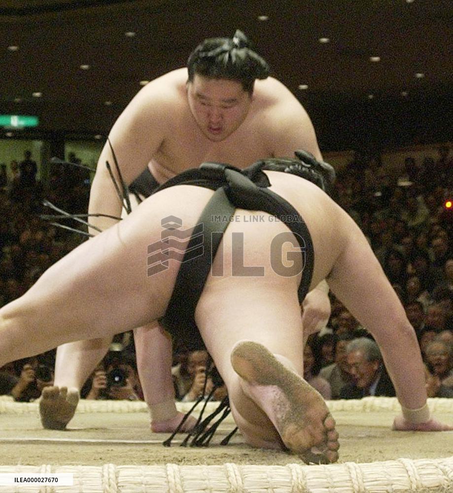 Asashoryu still perfect as New Year meet winds down