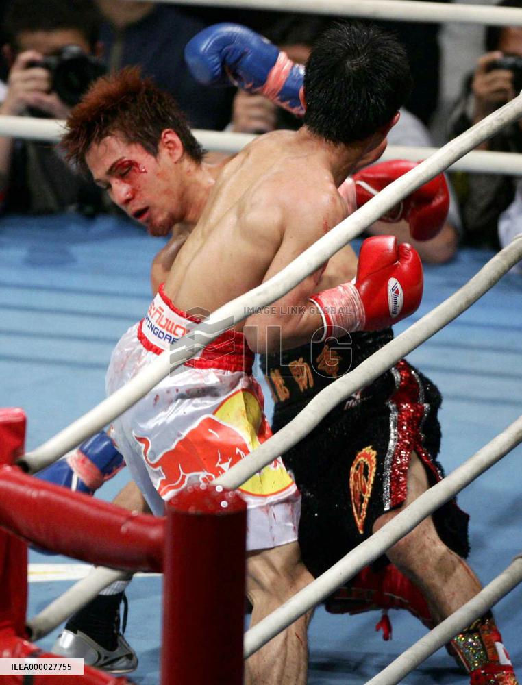 (2)Komatsu TKOed by champion Pongsaklek in WBC title fight