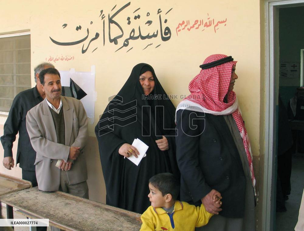 (4)Iraqi election turnout at least 72% amid attacks