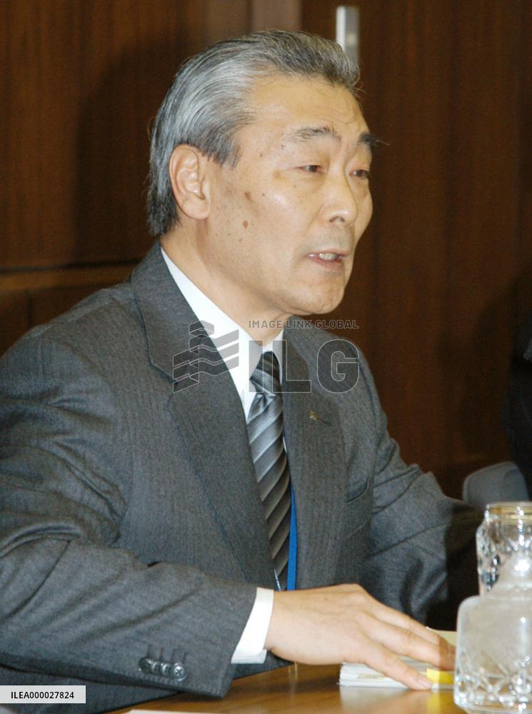 Talk with politicians on programs before they air undesirable