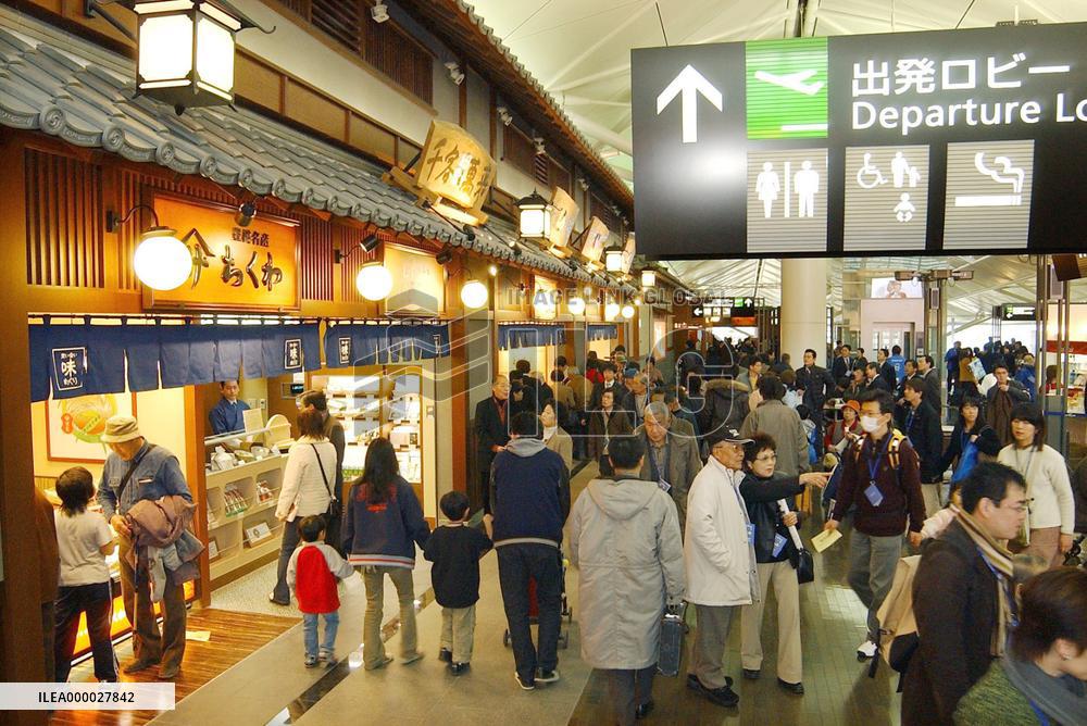 (2)Chubu airport provides preview ahead of formal opening