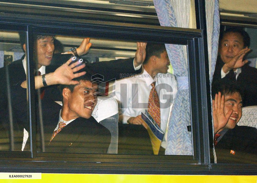 (1)N. Korea soccer team leaves Japan