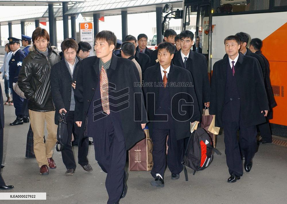 (2)N. Korea soccer team leaves Japan