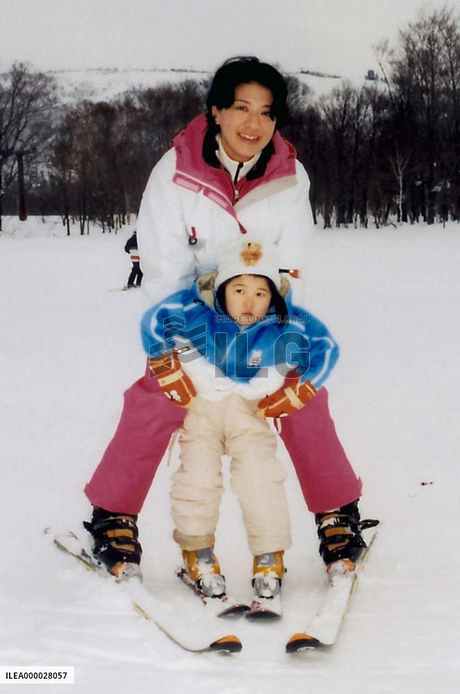 (1)Photos of crown prince's family at ski resort