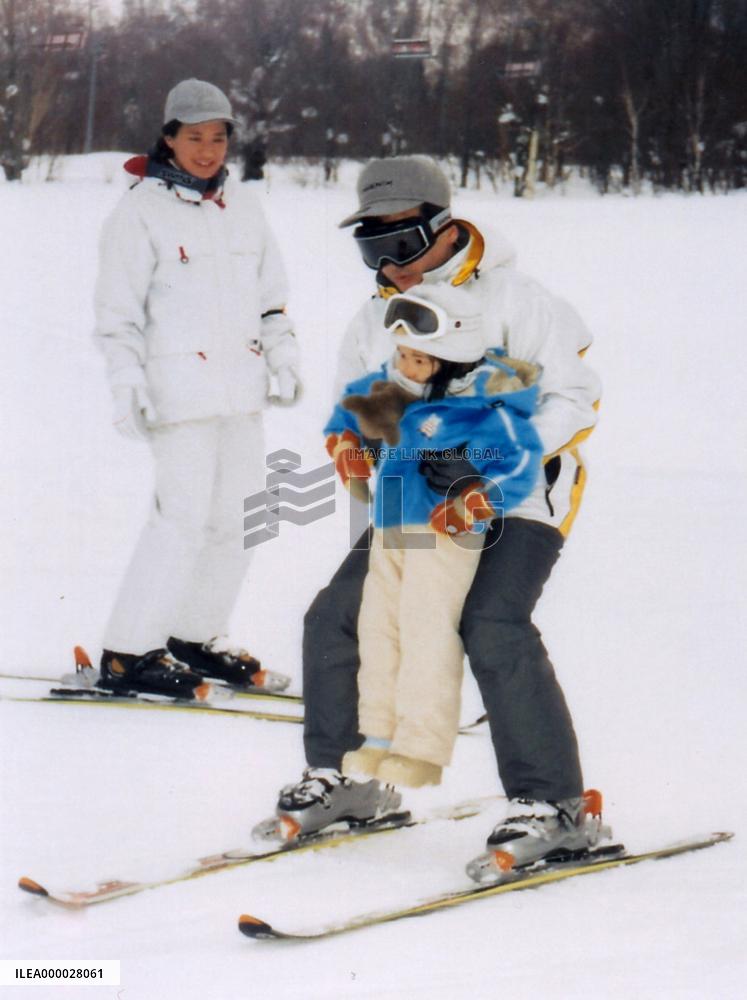 (3)Photos of crown prince's family at ski resort