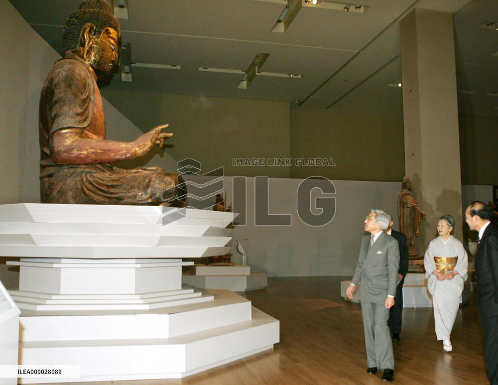 Emperor, empress visit Toshodaiji Temple exhibition