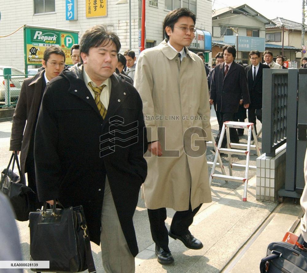 (2)Business tycoon Tsutsumi arrested in Seibu share scam