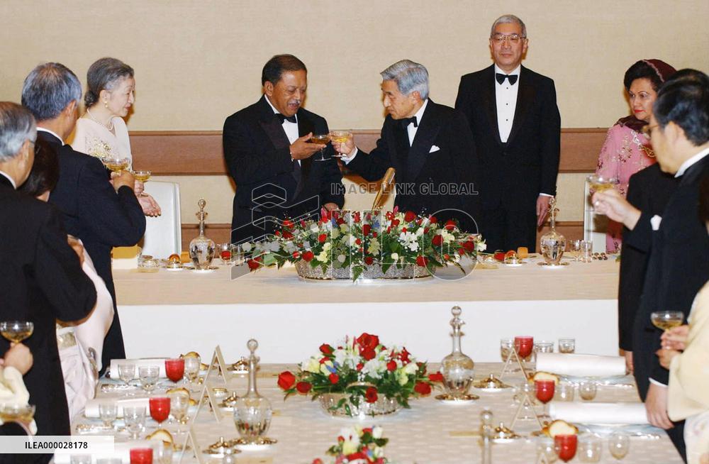 (2)Japanese emperor hosts banquet for Malaysian king, queen