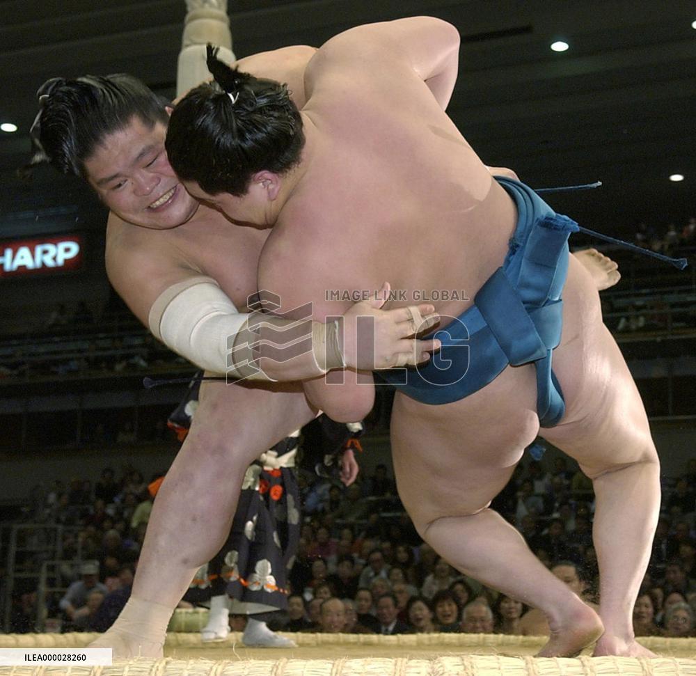 Kakuho suffers 3rd loss at spring sumo