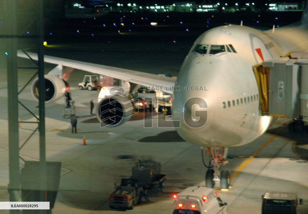 2 crew, 2 passengers on Northwest flight injured in turbulence