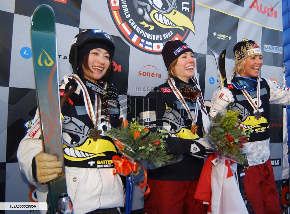 (2)Uemura wins dual moguls bronze, books ticket to Turin