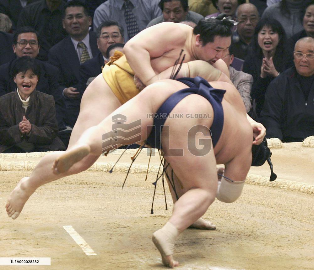 Asashoryu continues winning ways at spring sumo