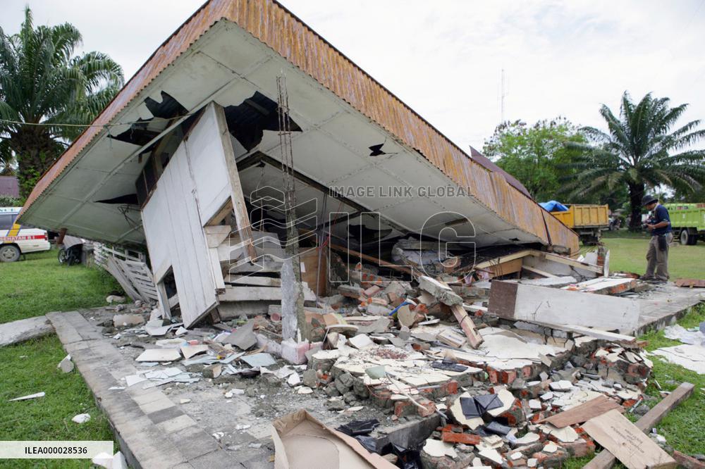 (1)Scenes from Indonesia's Nias and Simeuleu islands after quake