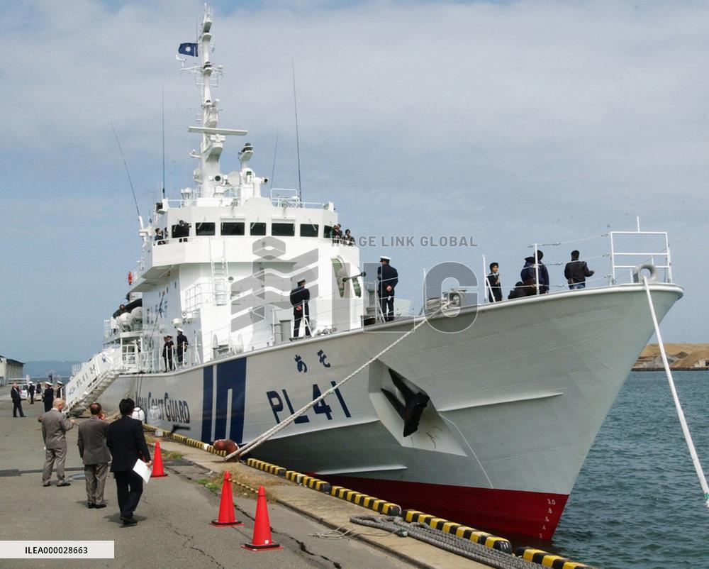 Japan unveils new patrol boat to seize suspicious ships