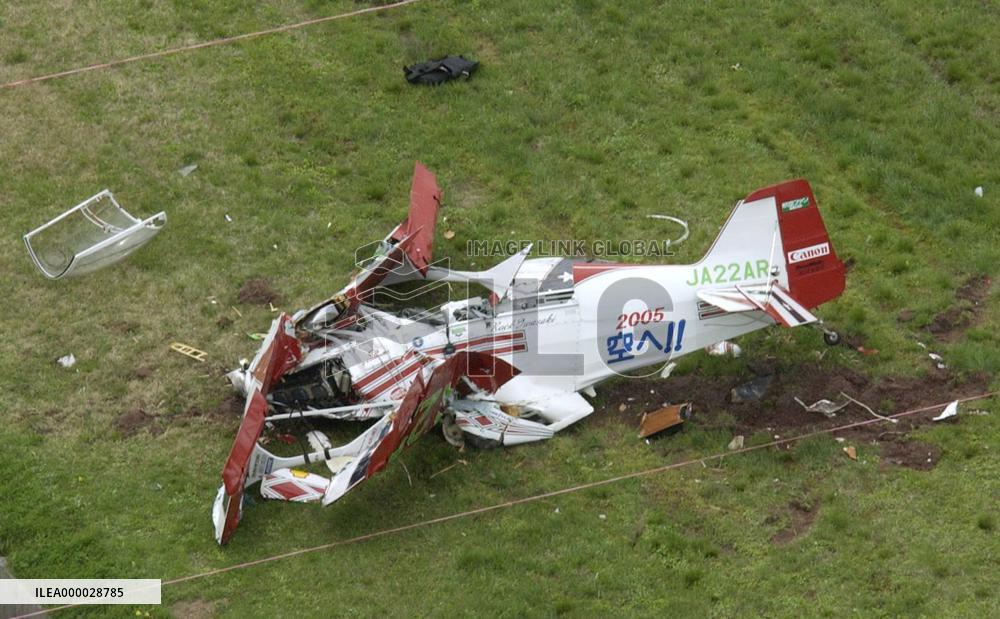 Pilot dies after plane crashes during acrobatic flight practice