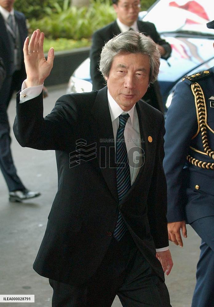 Koizumi arrives to attend Asian-African summit