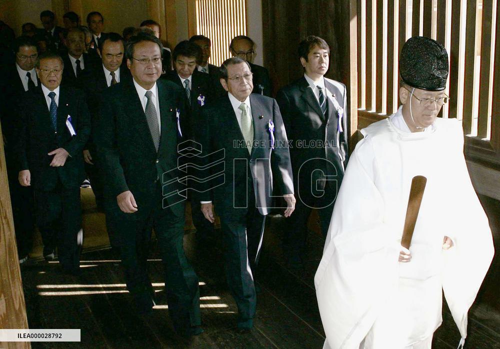 (1)80 lawmakers visit Yasukuni Shrine