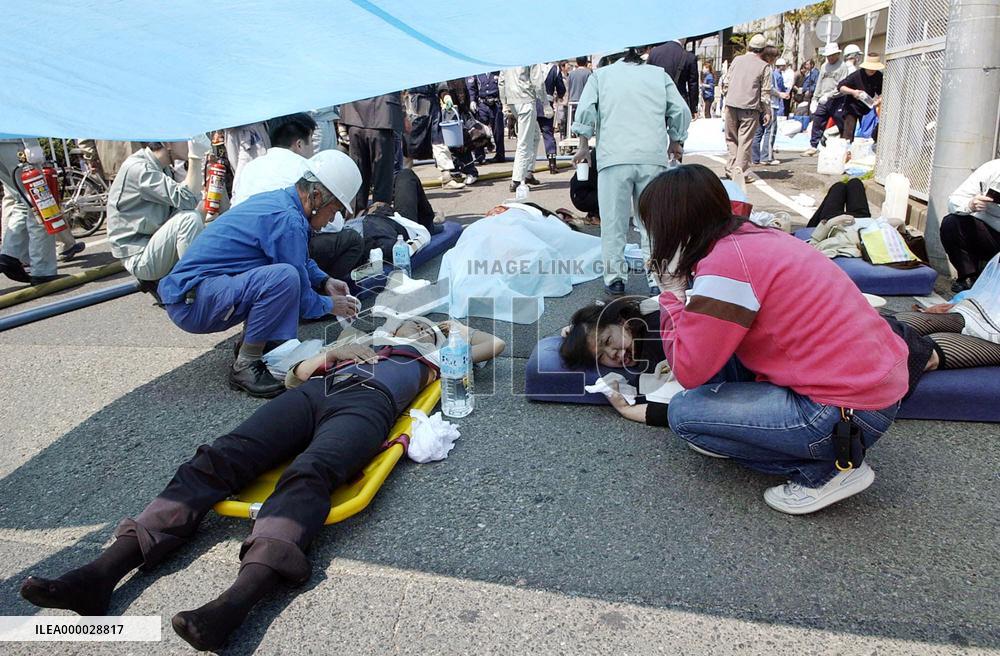 (1)Train derails, slams into apartment building in Hyogo Pref.