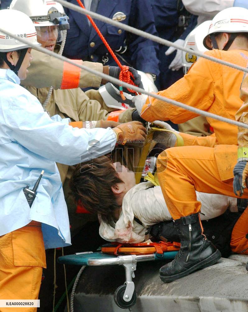 (3)Train derails, slams into apartment building in Hyogo Pref.