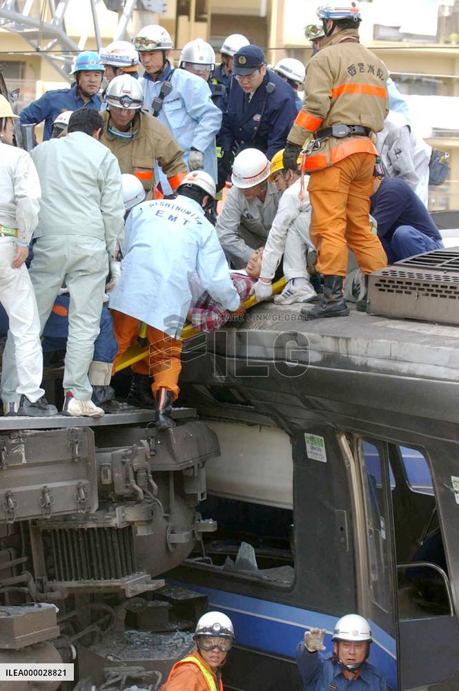 (4)Train derails, slams into apartment building in Hyogo Pref.