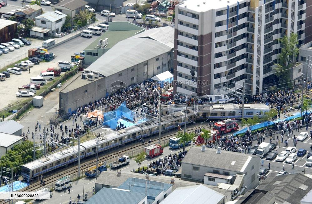 (6)Train derails, slams into apartment building in Hyogo Pref.