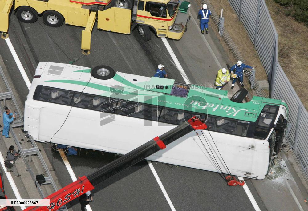 3 killed, 17 injured as intercity bus tips over on expressway