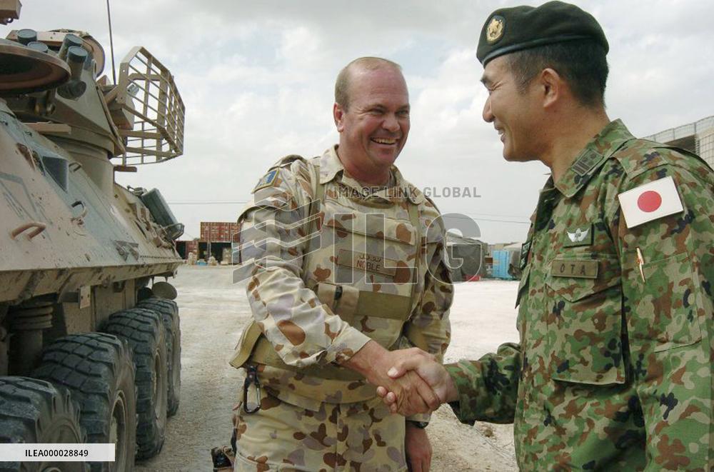 Australian military leader visits Japan's GSDF in Samawah