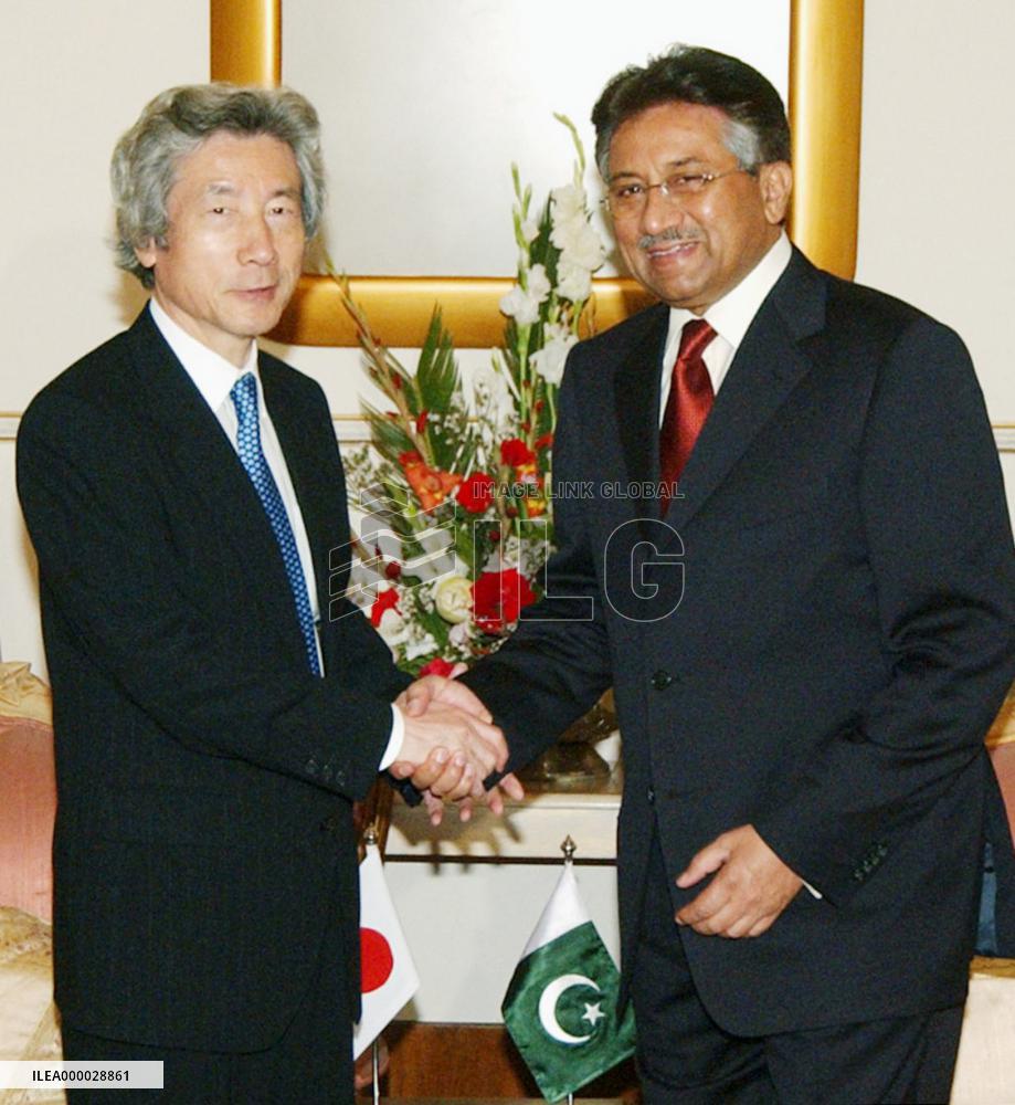 (2)Koizumi meets with Musharraf