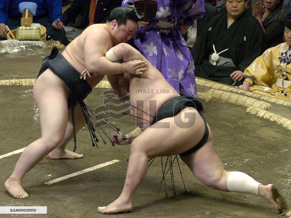 Asashoryu off to strong start at summer sumo
